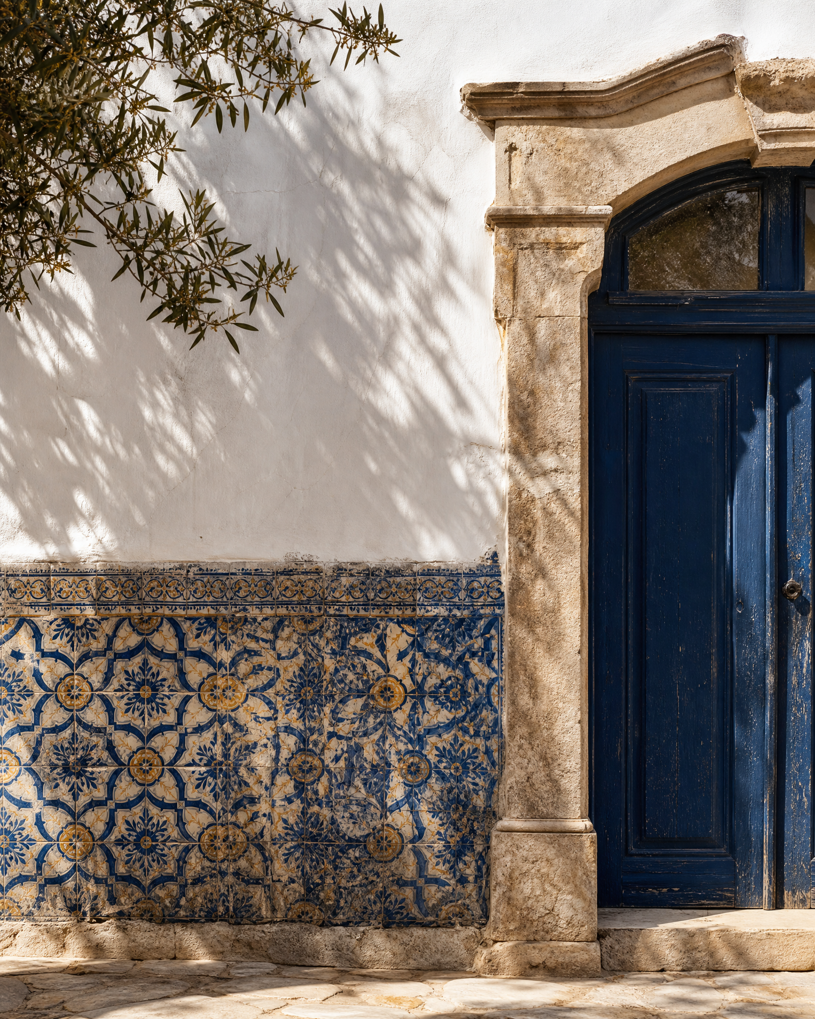 Detalhe de património e azulejo tradicional em Nisa